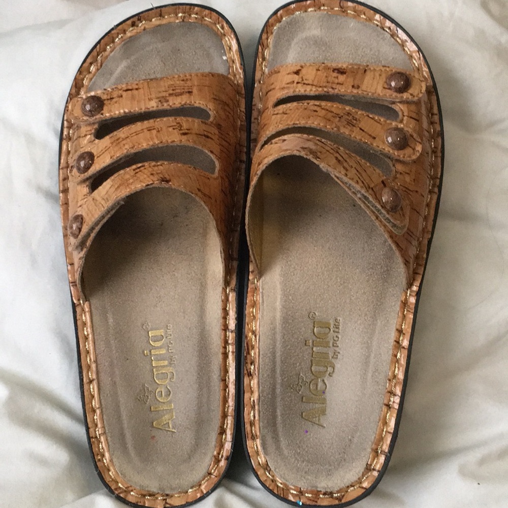 Algeria slides size 9 (39). Very gently used.